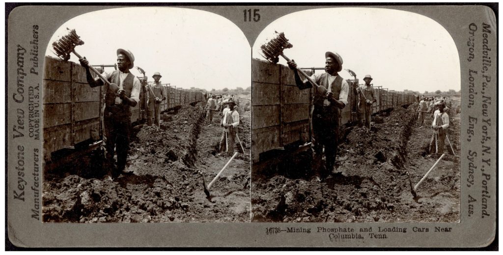 Fotografía estéreo de mineros extrayendo y cargando fosfatos en Columbia. Tennessee . Estados Unidos. c. 1900.