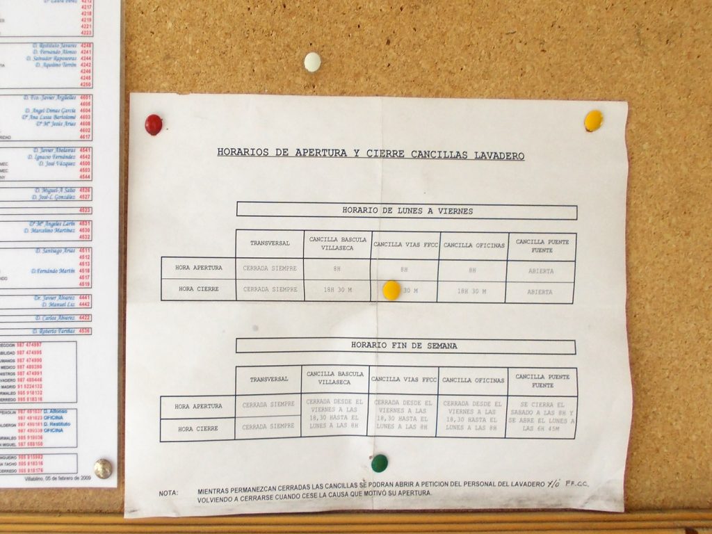 Información en el tablón de anuncios del lavadero de la MSP, Villablino, León. 2016