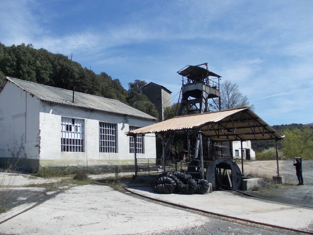 Vista de la casa de máquinas y el basculador del Pozo Malabá. Torre del Bierzo. León. 2017