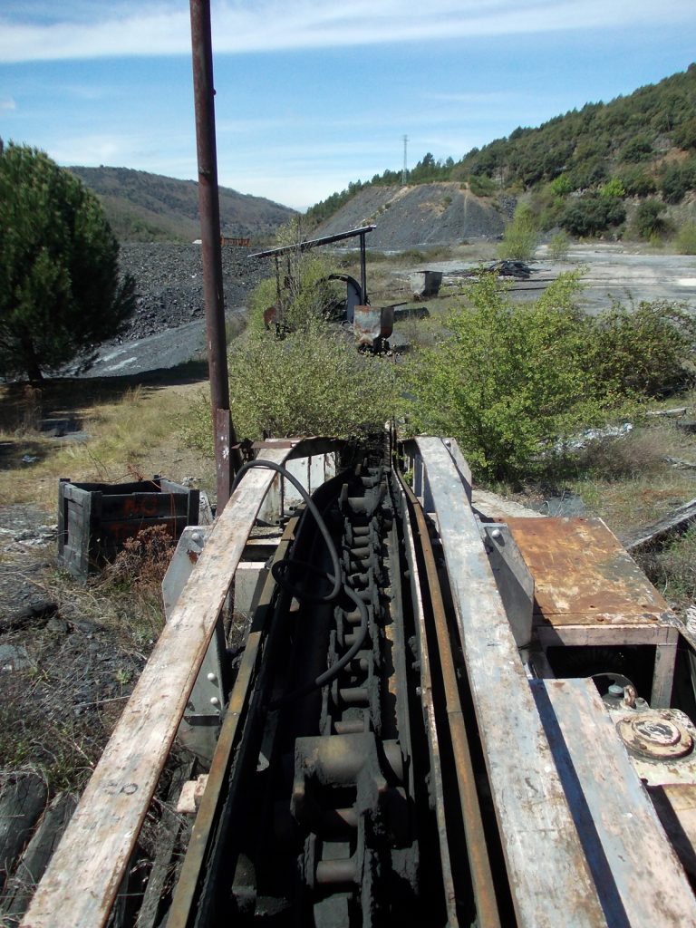 Cadenas para mover los vagones desde los basculadores al embarque. Pozo Malabá. Torre del Bierzo. León. 2017