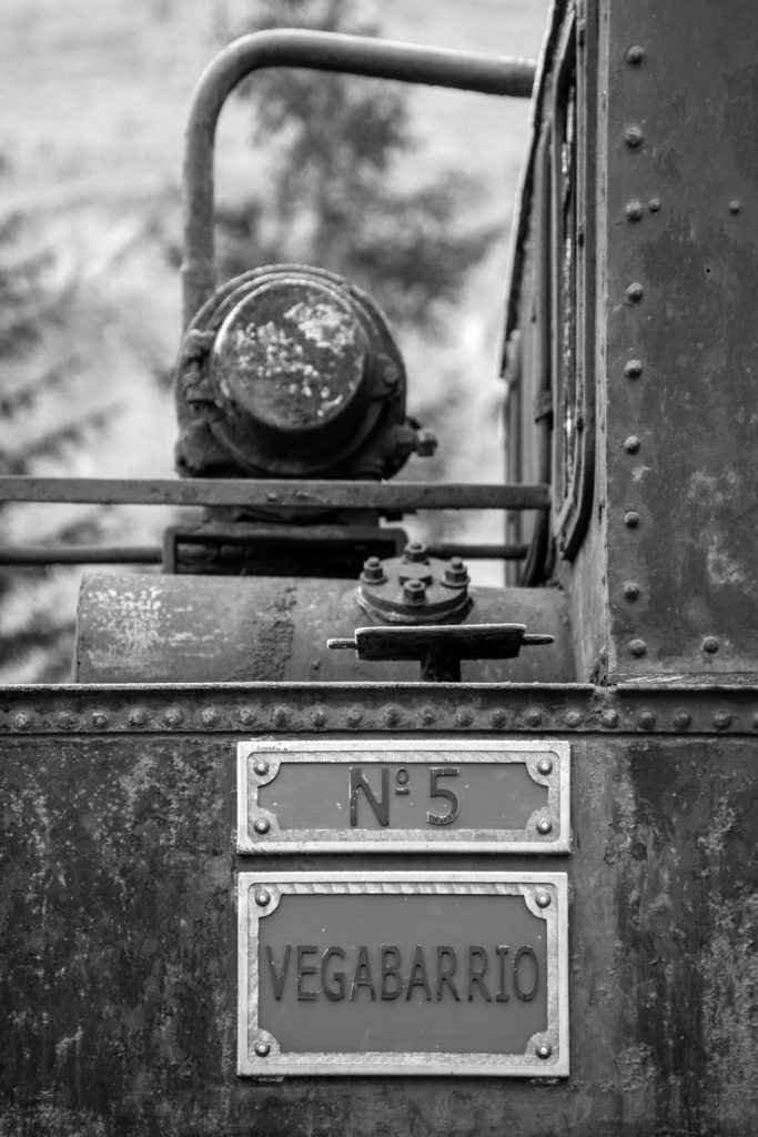 Detalle de la locomotora Vegabarrio nº 5 expuesta a la entrada de Sabero. León. 2017