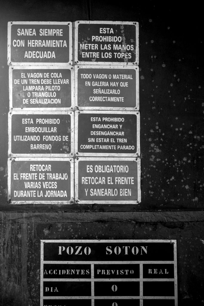 Carteles de seguridad del Pozo Sotón. San Martín del Rey Aurelio. Asturias. 2017