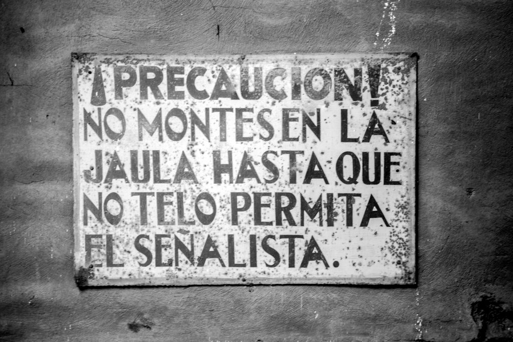 Cartel de seguridad del Pozo Sotón. San Martín del Rey Aurelio. Asturias. 2017