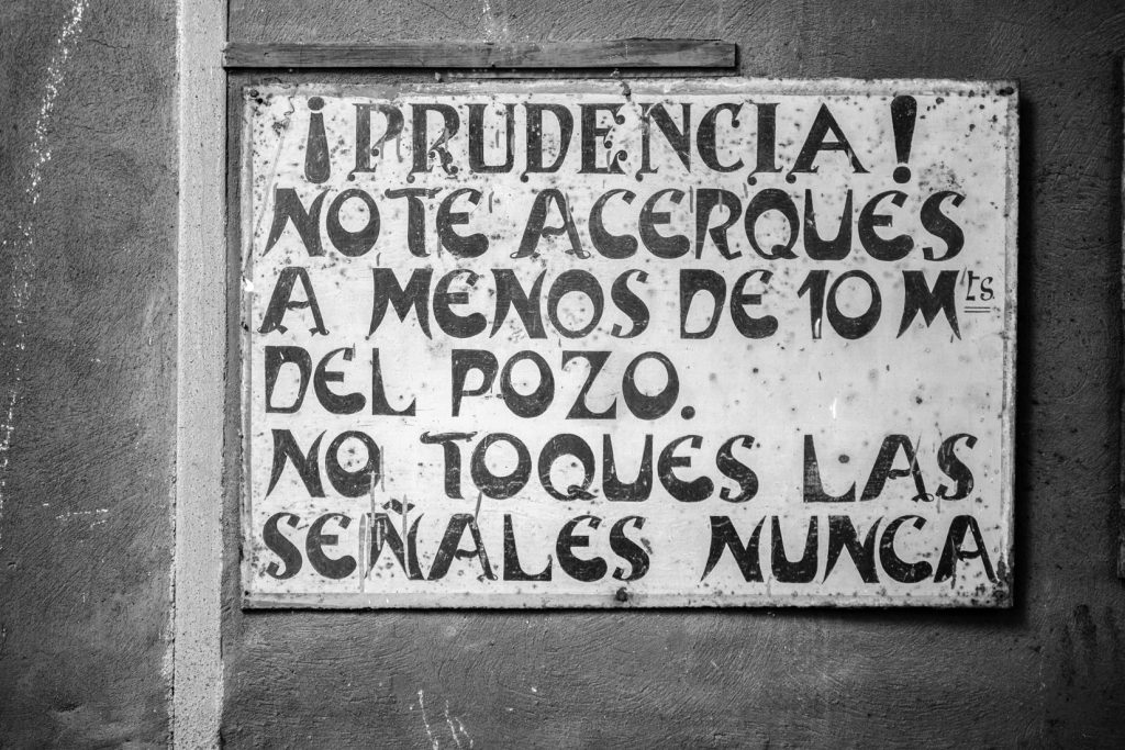 Cartel de seguridad del Pozo Sotón. San Martín del Rey Aurelio. Asturias. 2017