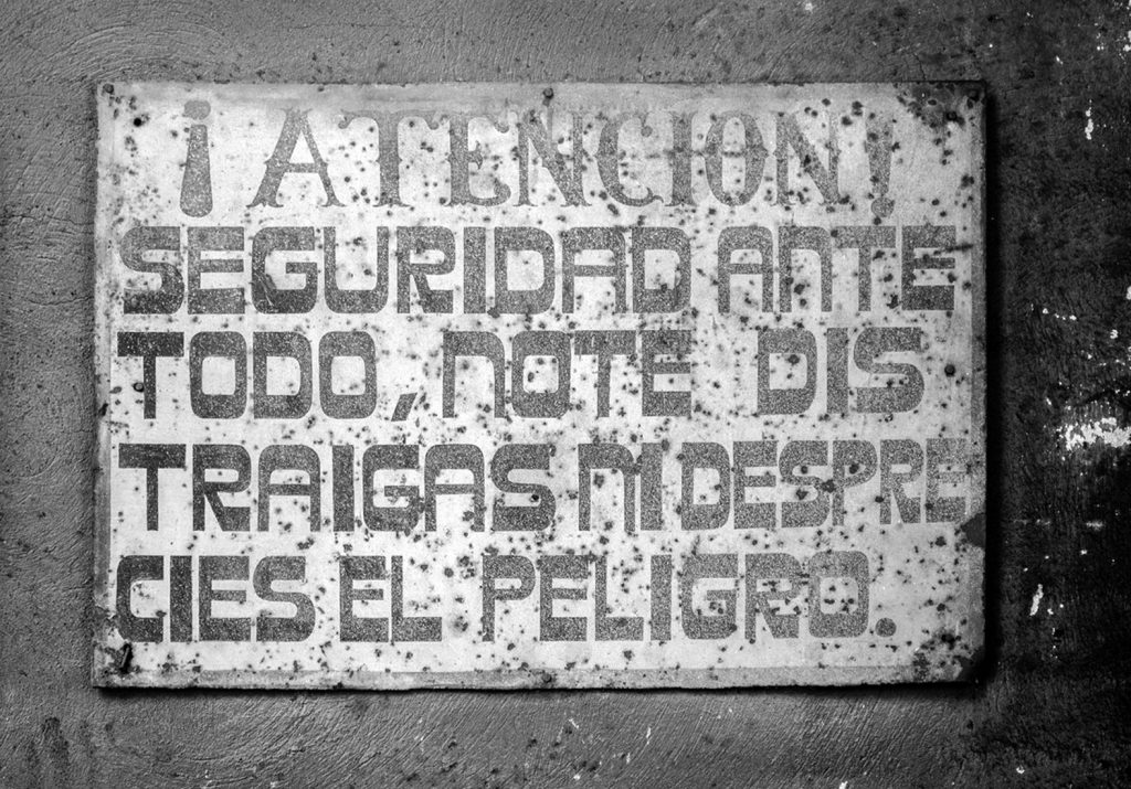 Cartel de seguridad del Pozo Sotón. San Martín del Rey Aurelio. Asturias. 2017