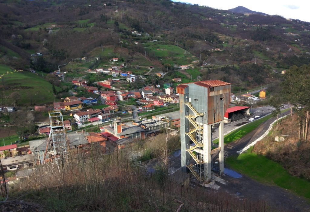 Vista general del Pozu San Inocencio y del Pozu San Vicente. Minas de Figaredo. Valle de Turón. Mieres. Asturias. 2017