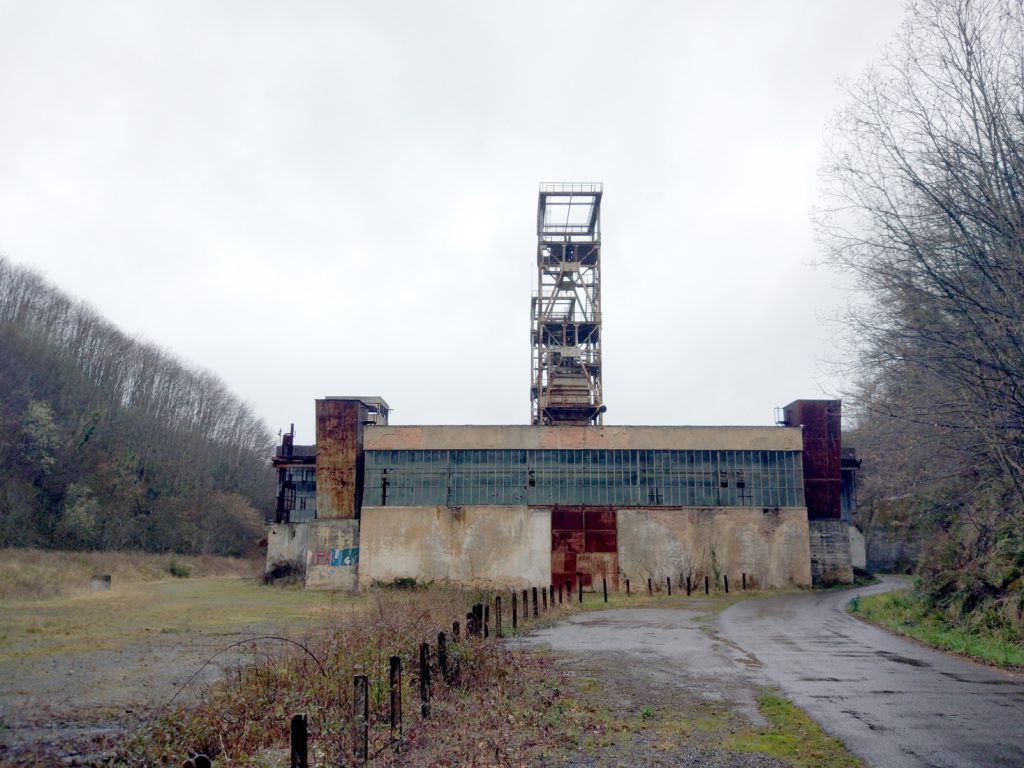 Vista exterior de las instalaciones abandonadas del Pozo Polio. Güeria San Xuan. Mieres. Asturias. 2017