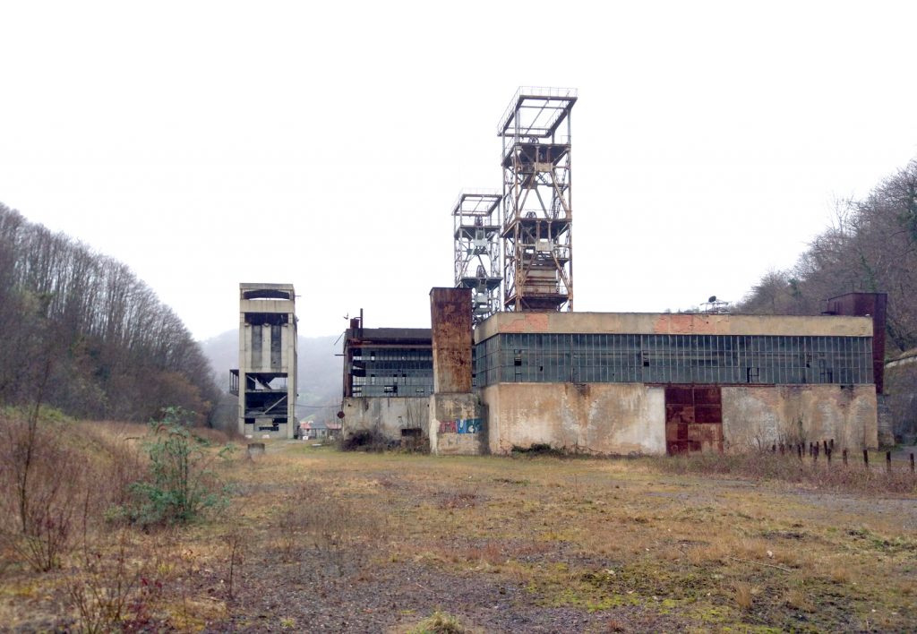Vista exterior de las instalaciones abandonadas del Pozo Polio. Güeria San Xuan. Mieres. Asturias. 2017