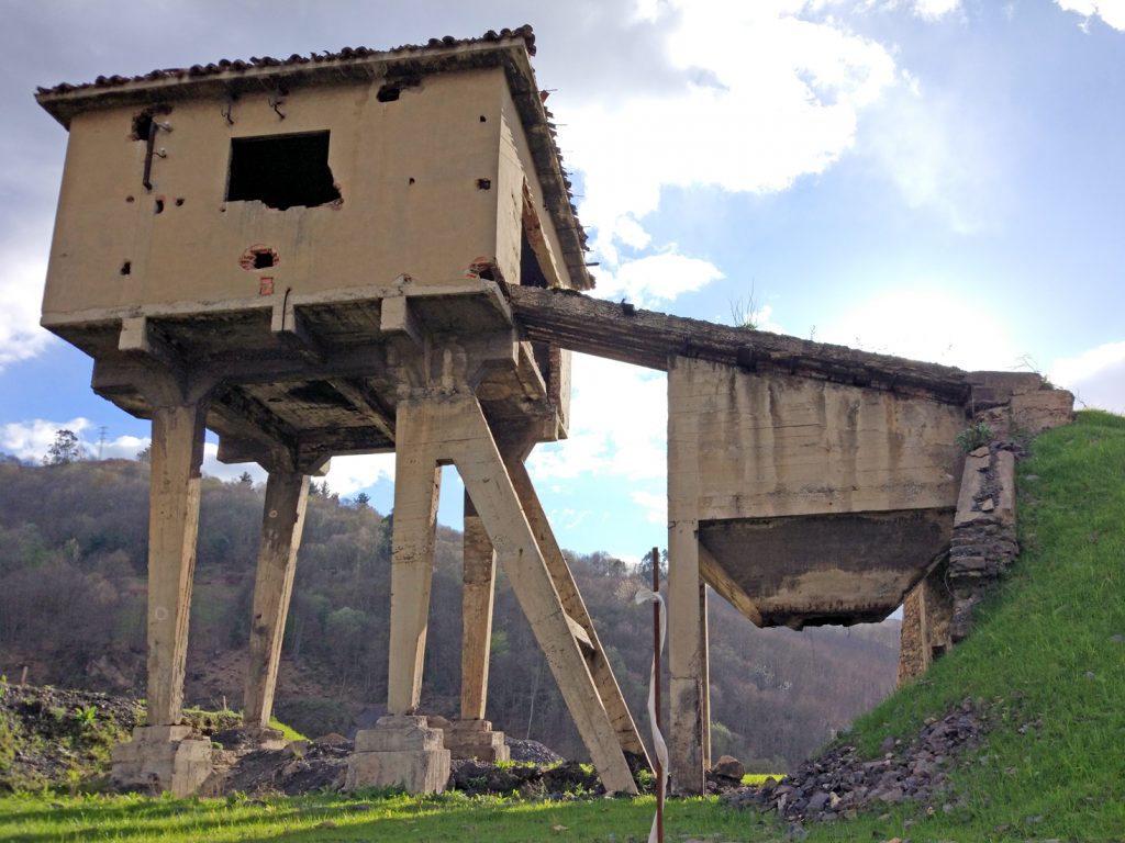 Restos de la sala de máquinas del plano inclinado de Minas de Figaredo. Valle de Turón. Mieres. Asturias. 2017