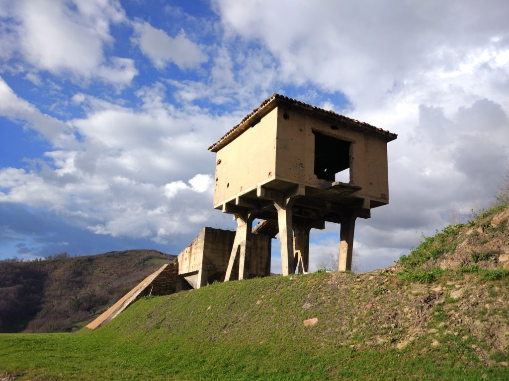 Restos de la sala de máquinas del plano inclinado de Minas de Figaredo. Valle de Turón. Mieres. Asturias. 2017
