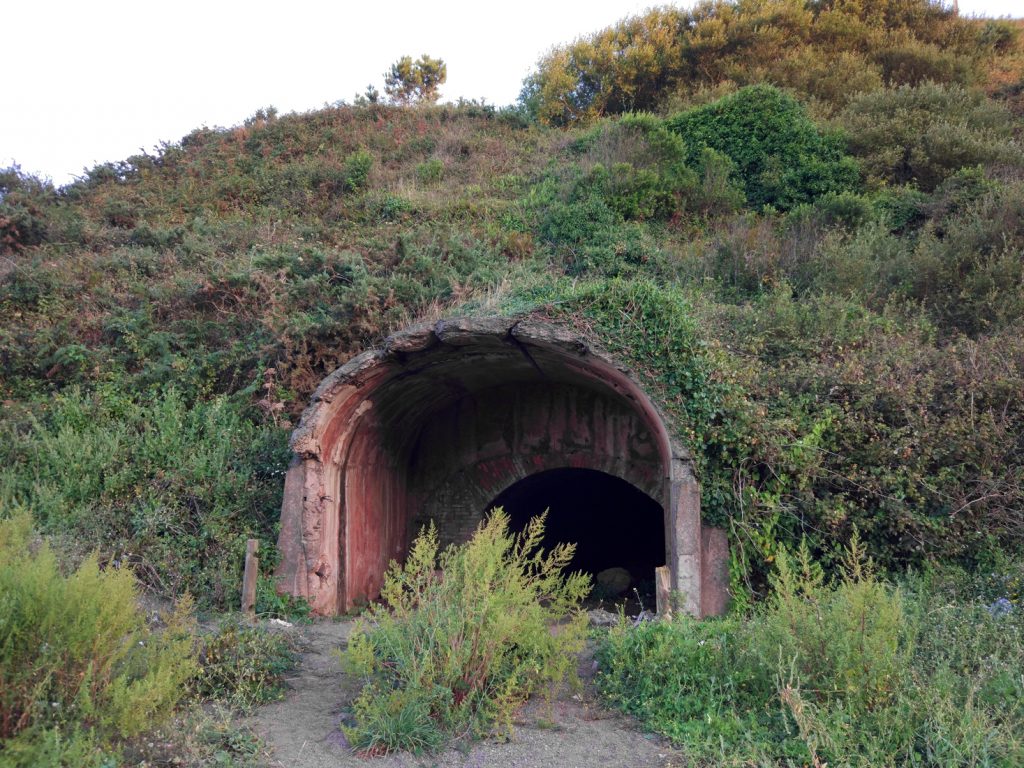 Restos de la bocamina de la Mina de Llumeres. Gozón. Asturias. 2017