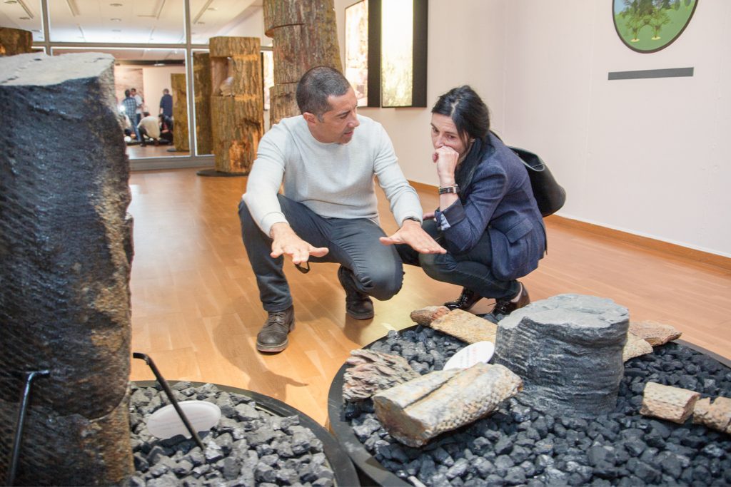 José Vicente Casado explicando una de sus piezas de la exposición “Fósiles, El Origen del Carbón”. Museo de la Siderurgia y la Minería de Castilla y León. Sabero. León. 2017
