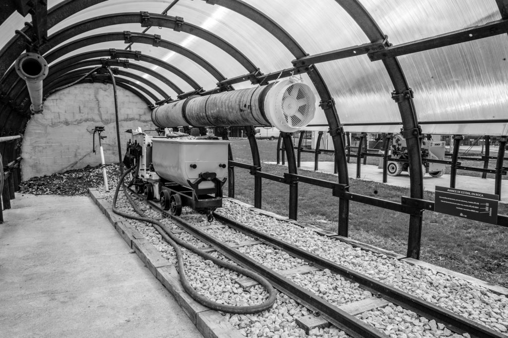 Antigua maquinaria minera expuesta en el exterior del Pozo Sotón. San Martín del Rey Aurelio. Asturias. 2017