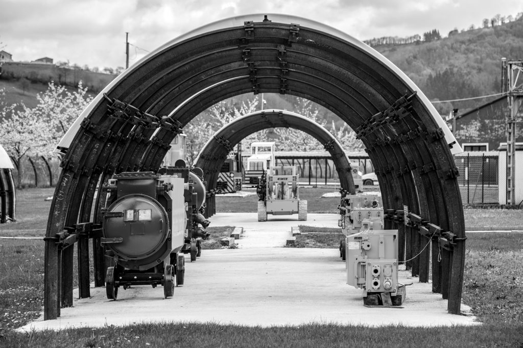 Antigua maquinaria minera expuesta en el exterior del Pozo Sotón. San Martín del Rey Aurelio. Asturias. 2017