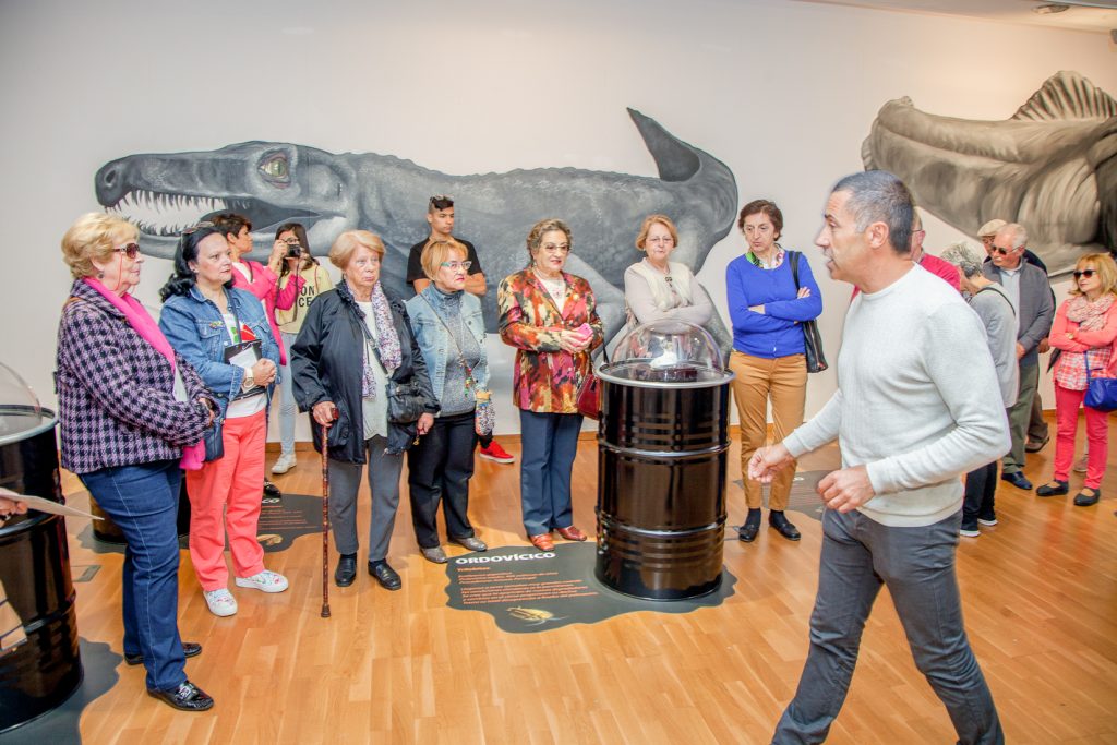 José Vicente Casado explicando una de sus piezas de la exposición “Fósiles, El Origen del Carbón”. Museo de la Siderurgia y la Minería de Castilla y León. Sabero. León. 2017