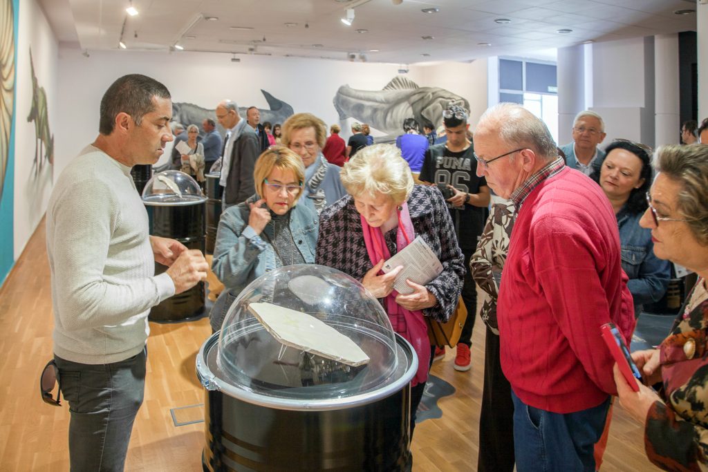 José Vicente Casado explicando una de sus piezas de la exposición “Fósiles, El Origen del Carbón”. Museo de la Siderurgia y la Minería de Castilla y León. Sabero. León. 2017