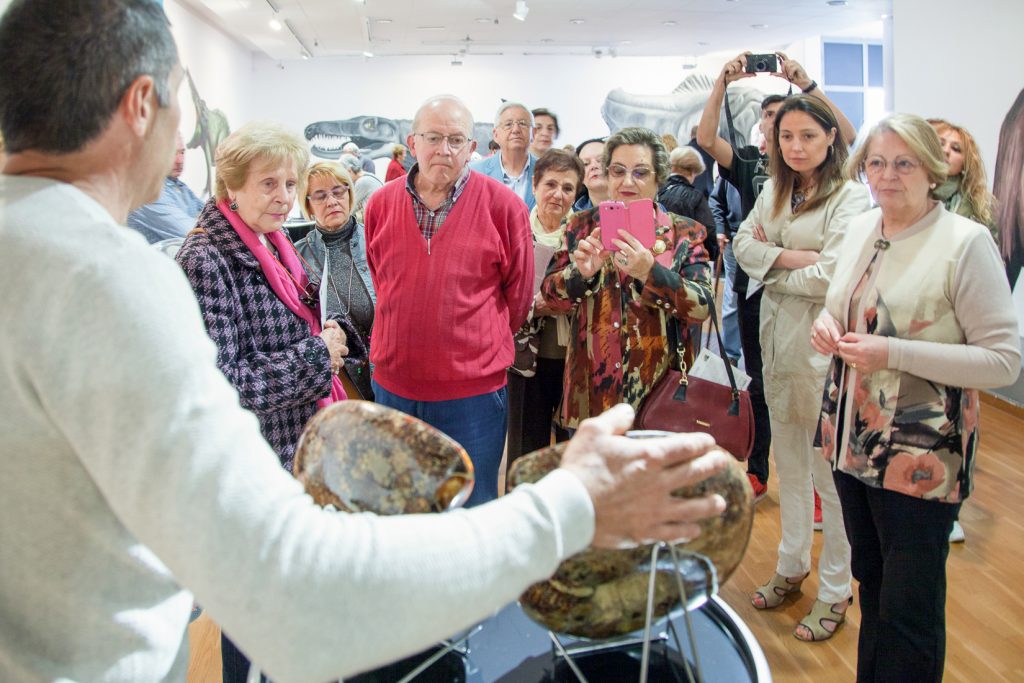 José Vicente Casado explicando una de sus piezas de la exposición “Fósiles, El Origen del Carbón”. Museo de la Siderurgia y la Minería de Castilla y León. Sabero. León. 2017