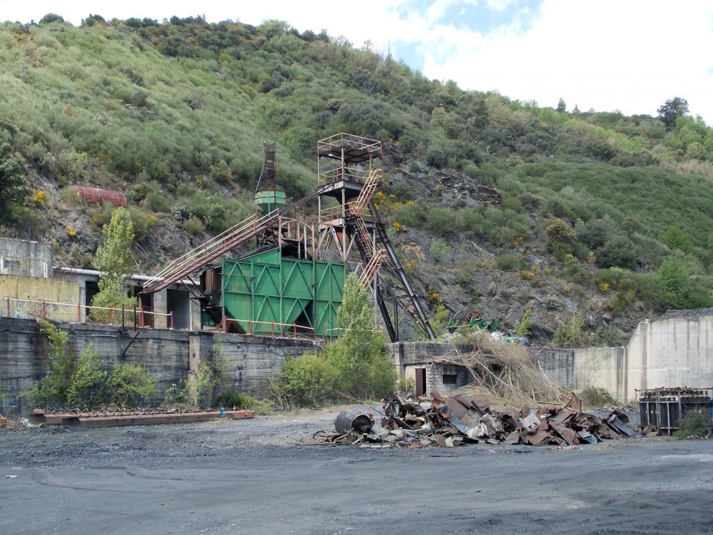 Vista del desaparecido castillete de la Mina Campomanes Hermanos. Santa Cruz de Montes, Torre del Bierzo. León. 2017