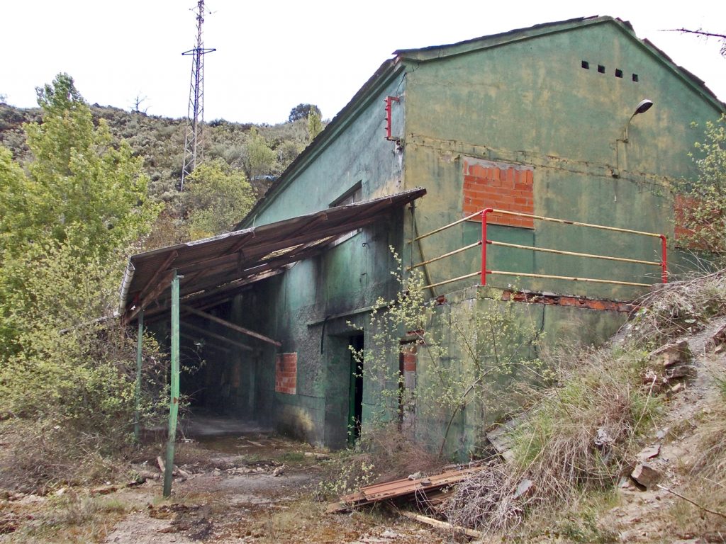 Restos de la nave de la nave de la lampistería de la Mina Campomanes Hermanos. Santa Cruz de Montes, Torre del Bierzo. León. 2017
