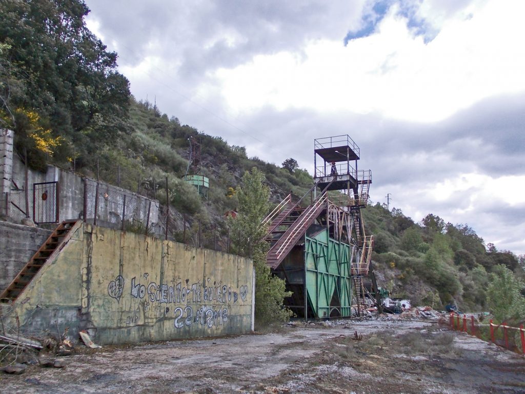 Vista del desaparecido castillete de la Mina Campomanes Hermanos. Santa Cruz de Montes, Torre del Bierzo. León. 2017