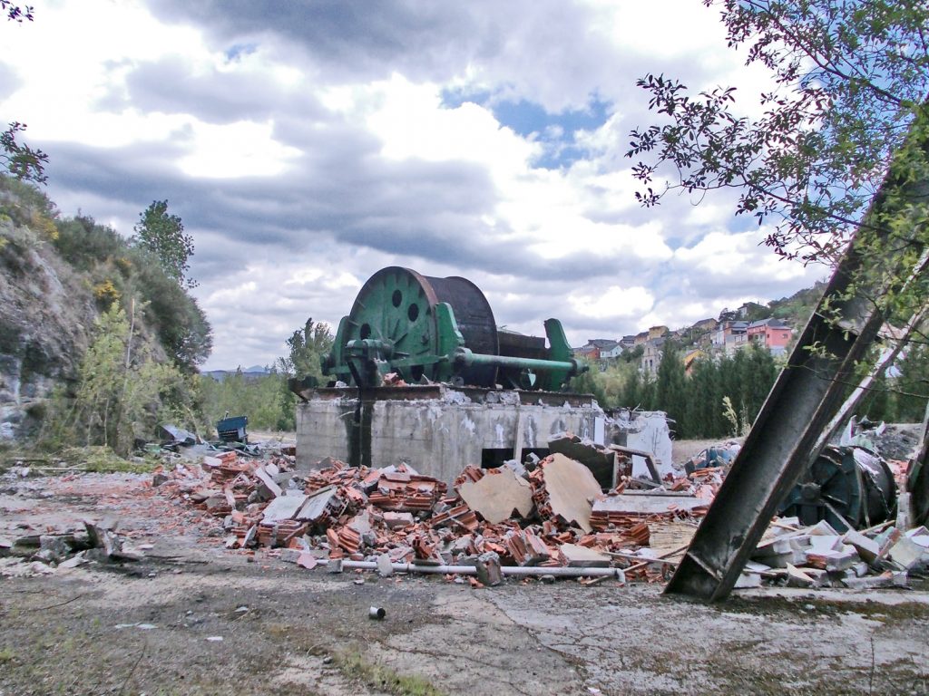 Vista del destruido puesto de mando de la jaula de la Mina Campomanes Hermanos. Santa Cruz de Montes, Torre del Bierzo. León. 2017