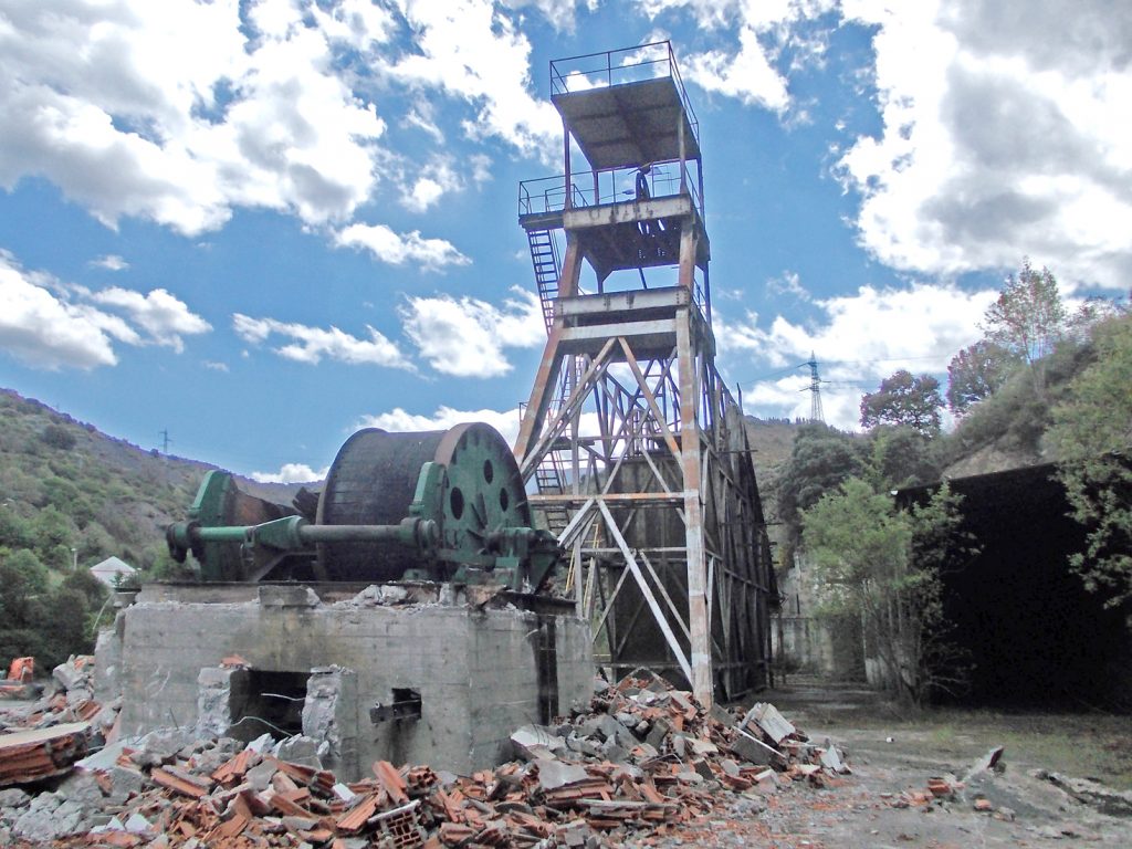 Vista del destruido puesto de mando de la jaula de la Mina Campomanes Hermanos. Santa Cruz de Montes, Torre del Bierzo. León. 2017
