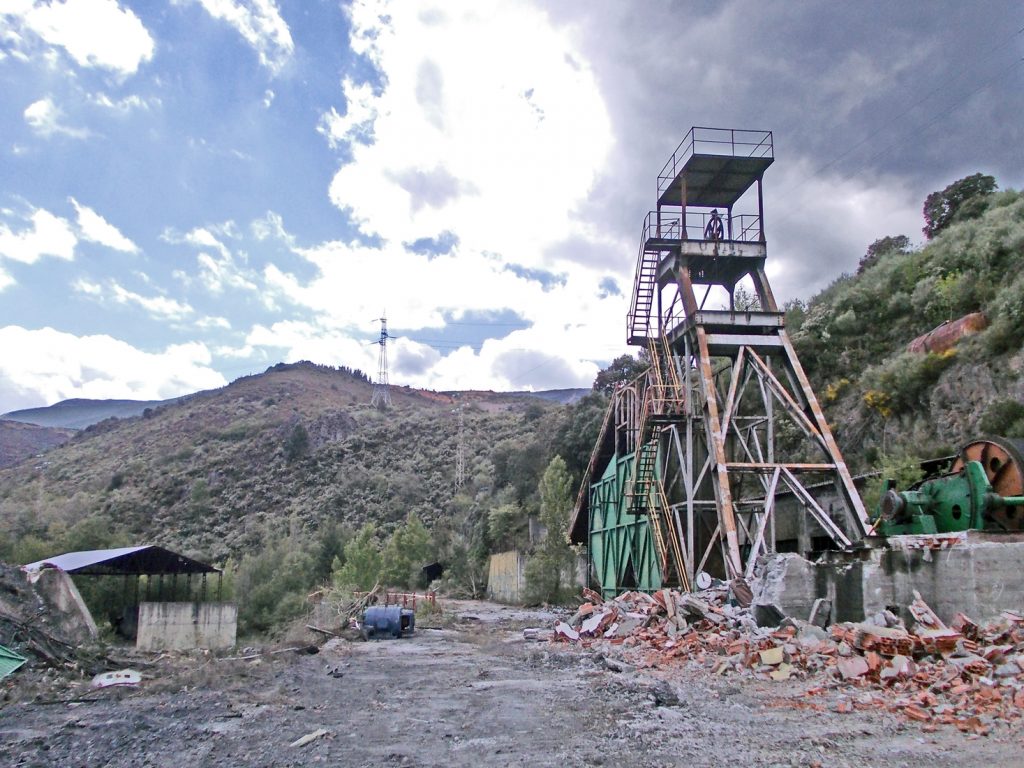 Vista del desaparecido castillete de la Mina Campomanes Hermanos. Santa Cruz de Montes, Torre del Bierzo. León. 2017