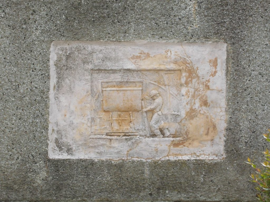 Monumento minero en Bembibre. Detalle del pedestal. León. 2017