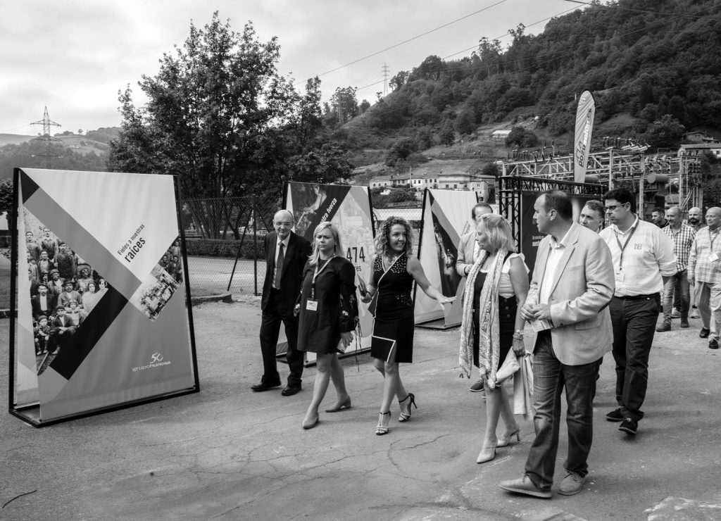María Teresa Mallada, presidenta de Hunosa y autoridades, en la Exposición 50 Años de Hunosa en imágenes, durante la feria de FETUMI. Pozo Sotón. San Martín del Rey Aurelio. Asturias. 2017