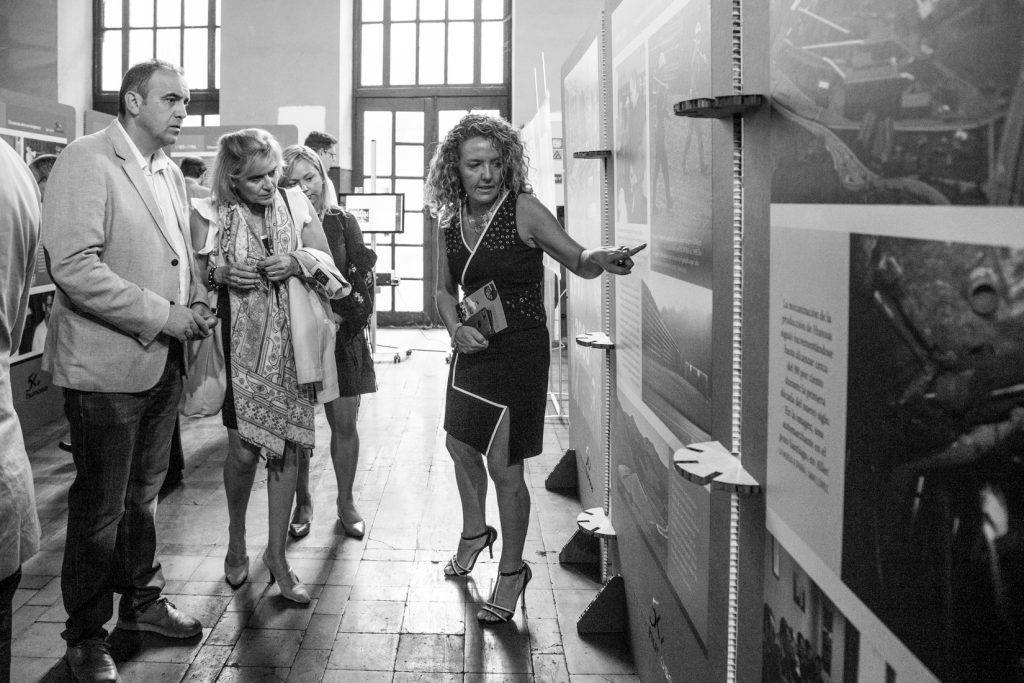 María Teresa Mallada, presidenta de Hunosa y autoridades, en la Exposición 50 Años de Hunosa en imágenes, durante la feria de FETUMI. Pozo Sotón. San Martín del Rey Aurelio. Asturias. 2017
