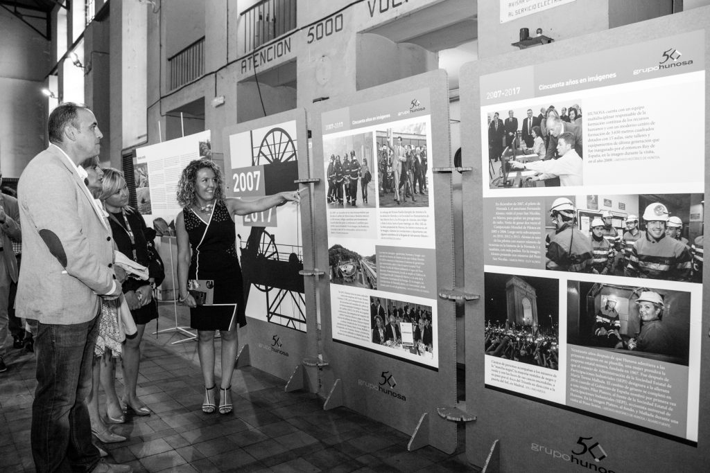 María Teresa Mallada, presidenta de Hunosa y autoridades, en la Exposición 50 Años de Hunosa en imágenes, durante la feria de FETUMI. Pozo Sotón. San Martín del Rey Aurelio. Asturias. 2017