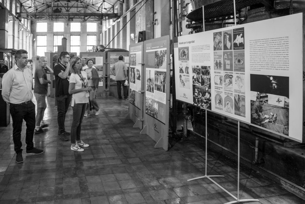 Visita de la presidenta de Hunosa y autoridades a la exposición 50 años de Hunosa en imágenes, durante la feria de FETUMI en el Pozo Sotón. San Martín del Rey Aurelio. Asturias. 2017