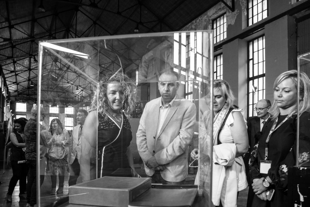 Visita de la presidenta de Hunosa y autoridades a la exposición 50 años de Hunosa en imágenes, durante la feria de FETUMI en el Pozo Sotón. San Martín del Rey Aurelio. Asturias. 2017