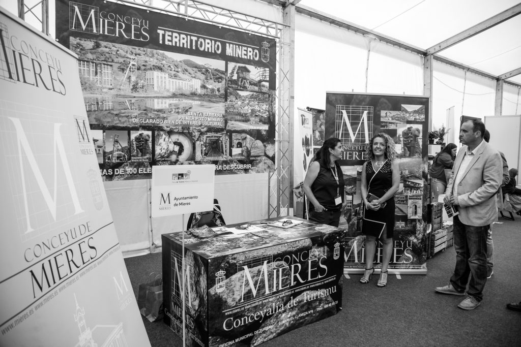 Stand del Ayuntamiento de Mieres en la feria de FETUMI, Pozo Sotón. San Martín del Rey Aurelio. Asturias. 2017