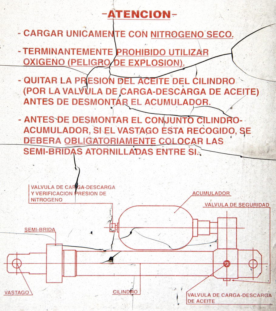 Cartel de seguridad de un vagón de carga de carbón de FEVE. Estación de Figaredo. Mieres. Asturias. 2016.