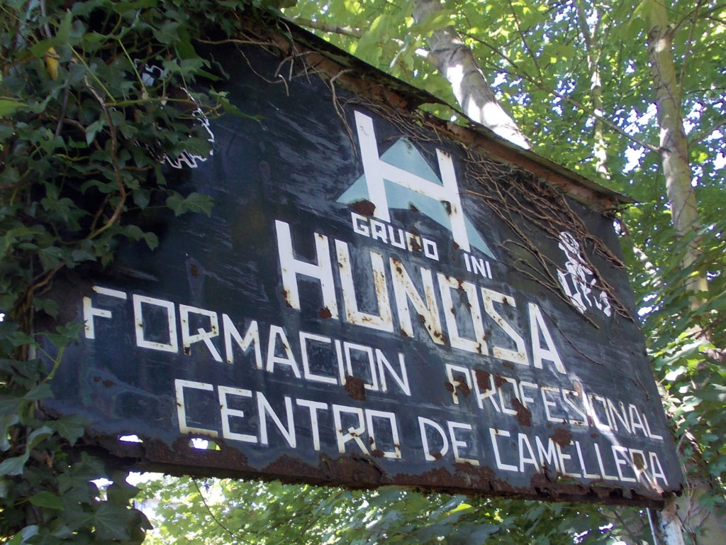 Cartel de entrada Centro de Formación Profesional de Hunosa. Centro de Camellera. Langreo. Asturias. 2016.