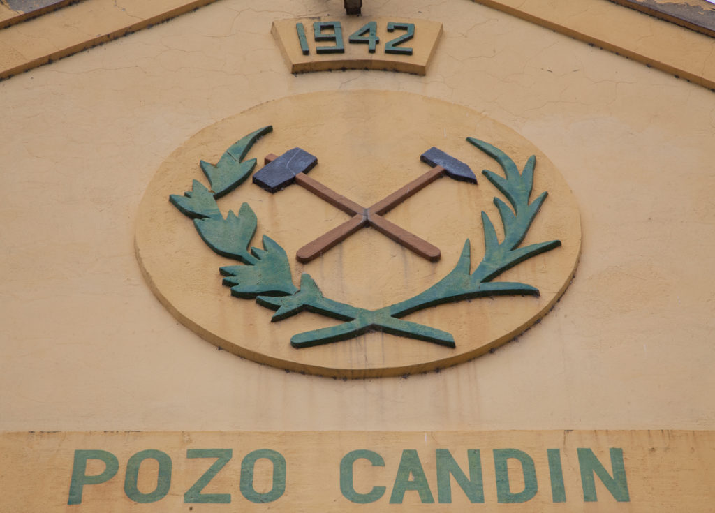Emblema inserto en el edificio auxiliar del Pozo Candín II o Pozo Lláscares. Langreo. Asturias. 2017.