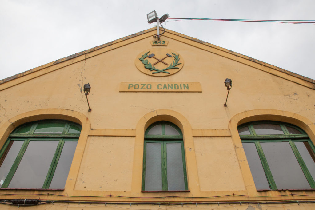 Fachada edificio auxiliar. Pozo Candín II o Pozo Lláscares. Langreo. Asturias. 2017.