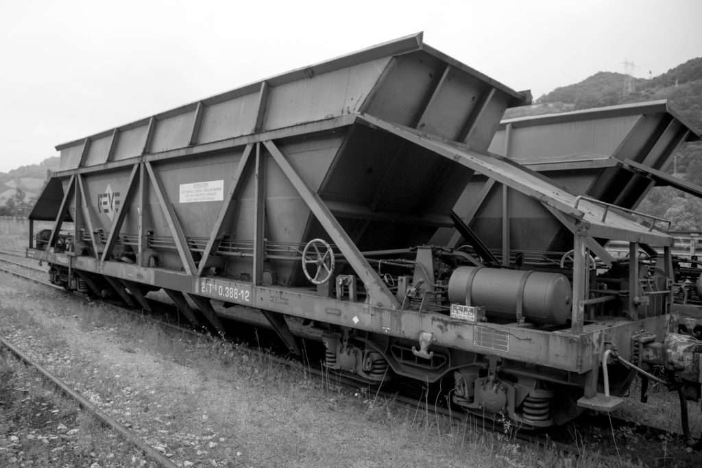 Vagones de carga de carbón de FEVE II. Estación de Figaredo. Mieres. Asturias. 2016.