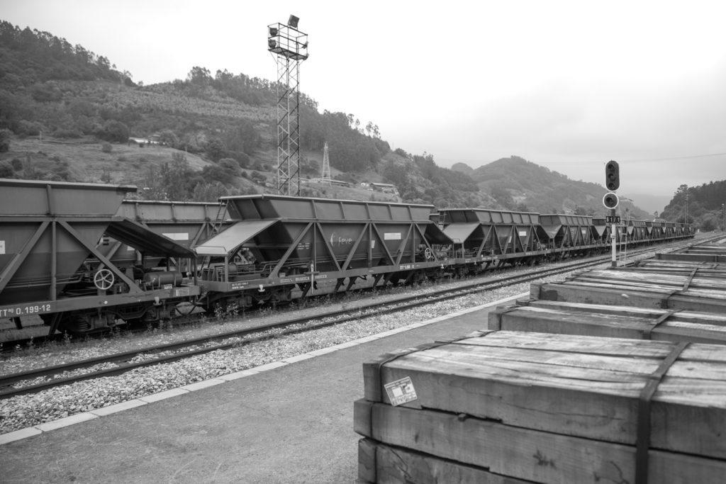 Vagones de carga de carbón de FEVE III. Estación de Figaredo. Mieres. Asturias. 2016.