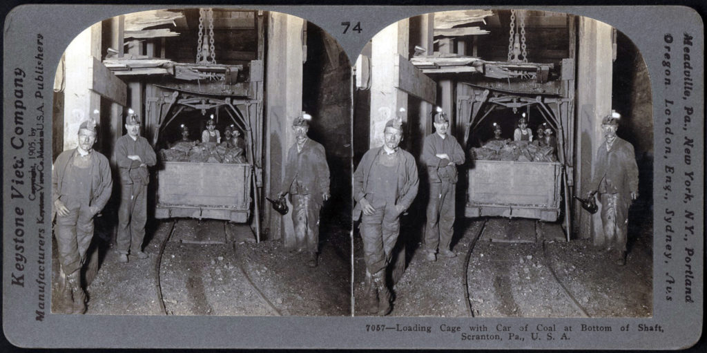Mineros cargando carbon en el interior de Bottom of Shaft. Scranton. Pensilvania. Estados Unidos. 1905.