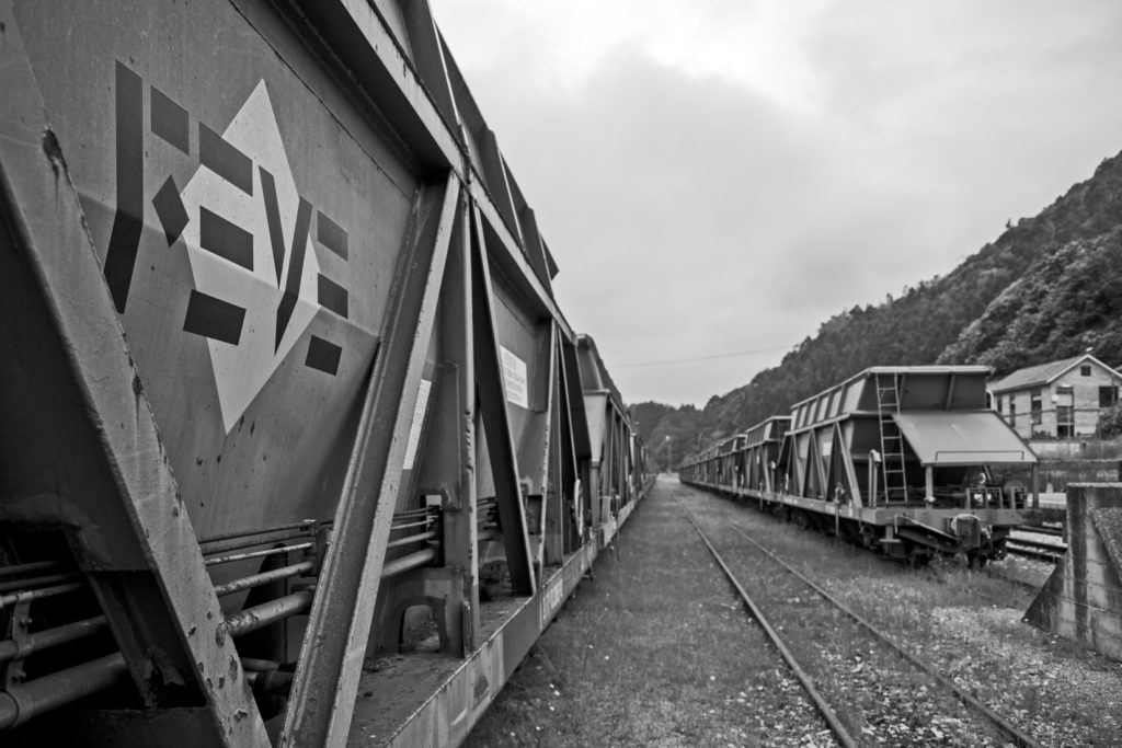 Vagones de carga de carbón de FEVE I. Estación de Figaredo. Mieres. Asturias. 2016.