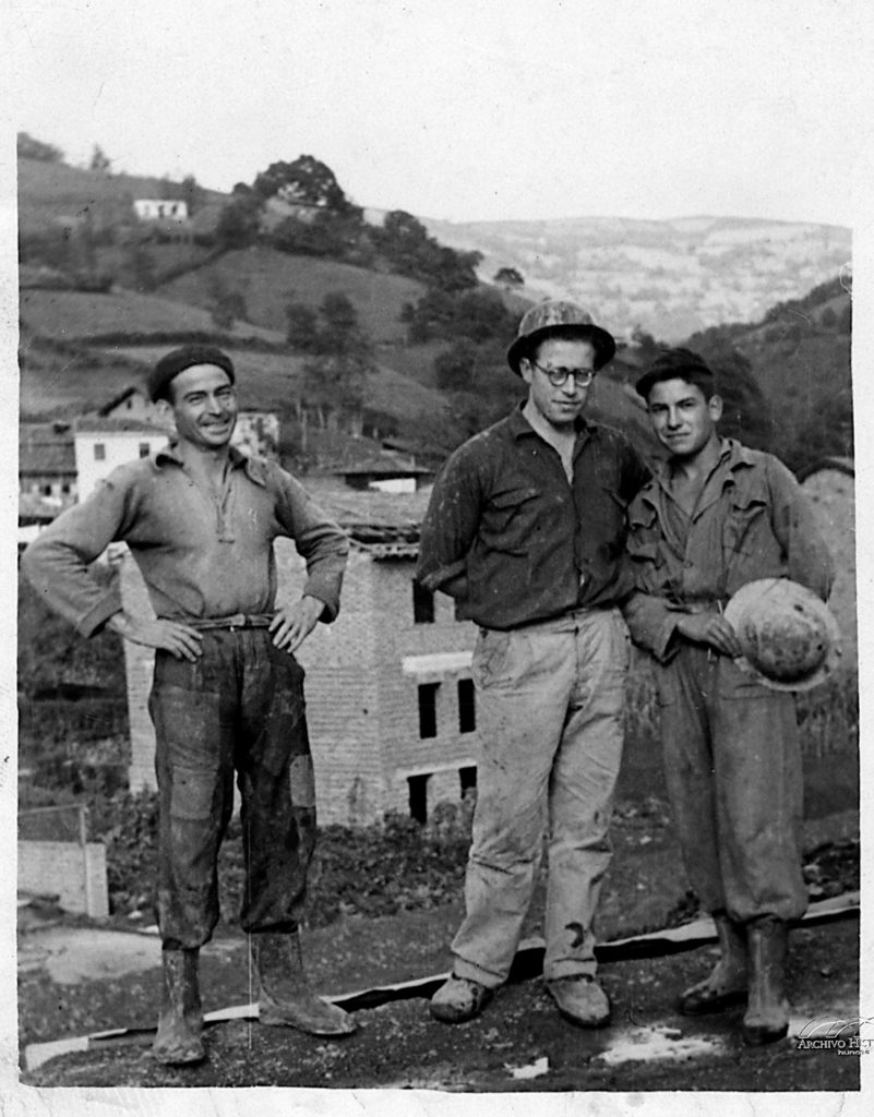 Mineros que realizaban la reprofundización del Pozo Venturo. Hueria de Carrocera. San Martin del Rey Aurelio. Asturias. 1954.
