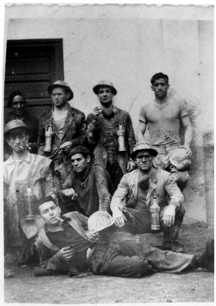 Mineros que participaron en la profundización del Pozo auxiliar de Santa Bárbara. Turon. Mieres. Asturias. 1962.