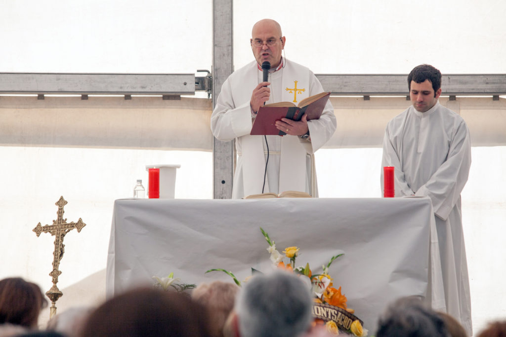 Celebración de la misa en la festividad de Santa Bárbara. Pozo Montsacro. Morcín. Asturias. 2016.
