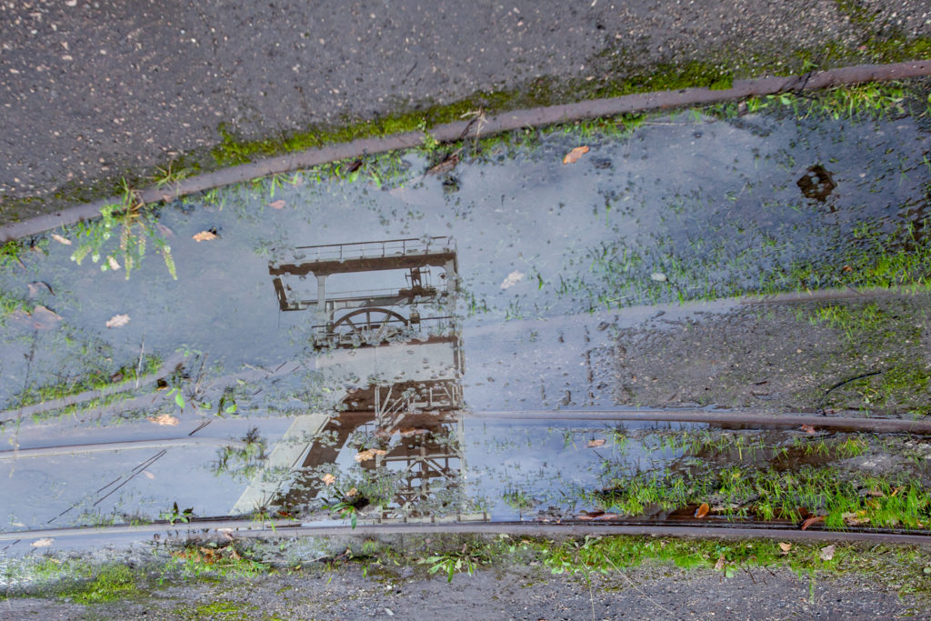 Reflejo en el agua del Castillete del Pozo Motsacro. Morcín. Asturias. 2016.