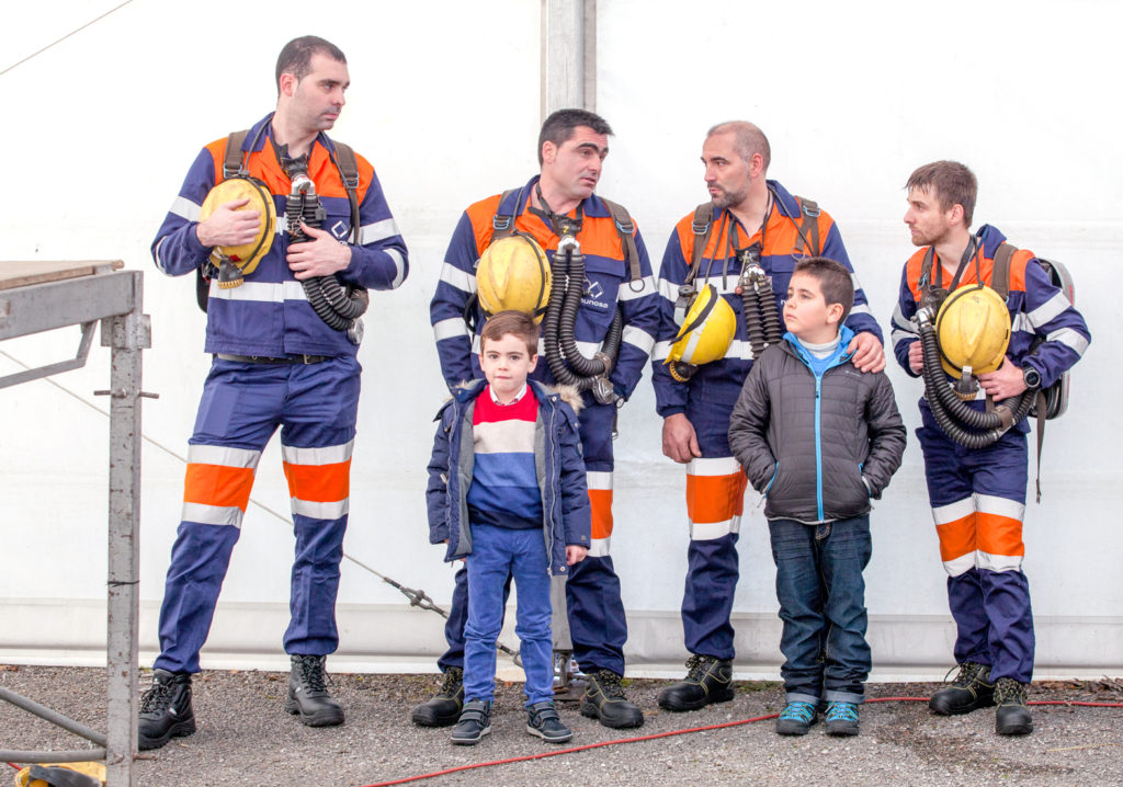 Trabajadores y familiares en la festividad de Santa Bárbara. Pozo Montsacro. Morcín. Asturias. 2016.