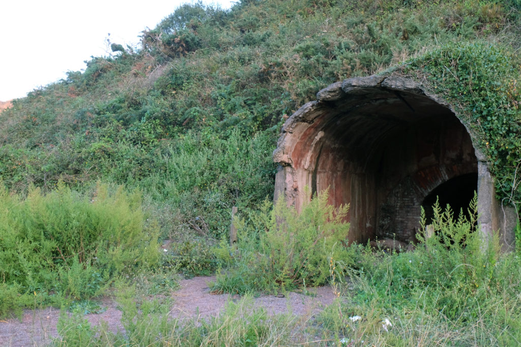 Restos de la bocamina de la Mina de Llumeres. Bañugues.  Gozón. Asturias. 2018