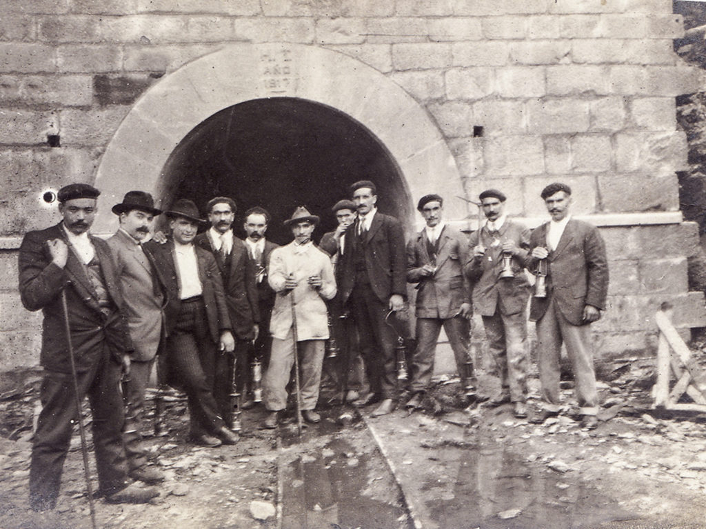 Grupo de mineros en una bocamina de Hulleras de Turón. Mieres. 1917.