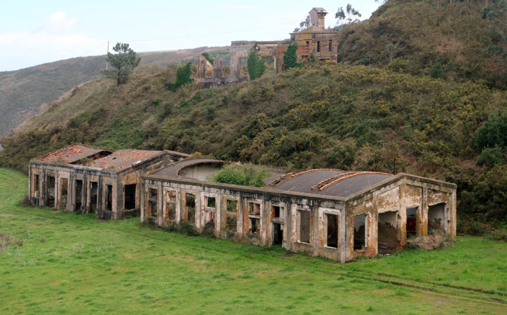Antiguos edificios de la Mina de Llumeres. Bañugues.  Gozón. Asturias. 2018